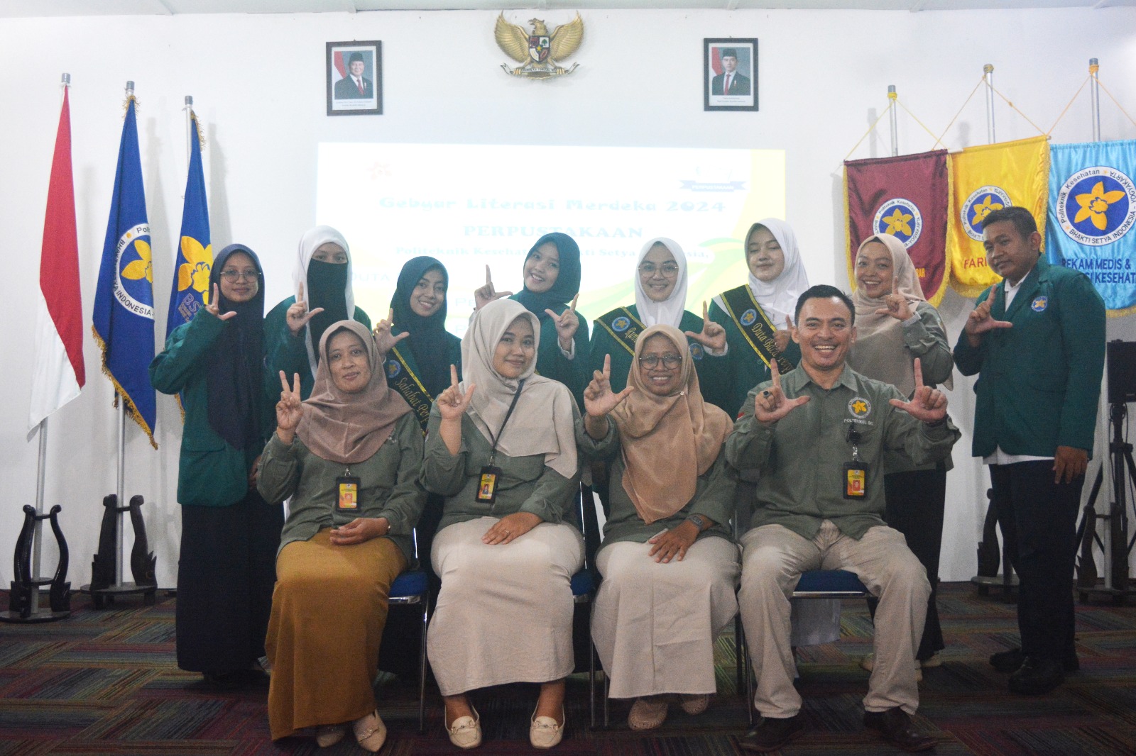 Penyerahan selempang Duta Baca Poltekkes BSI